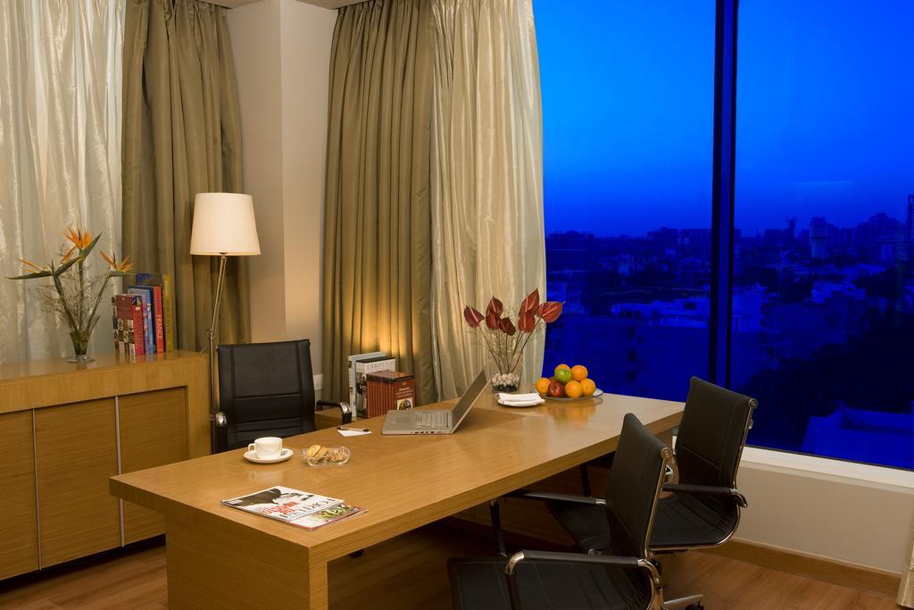 Radisson Blu Suites Ґурґаон Екстер'єр фото